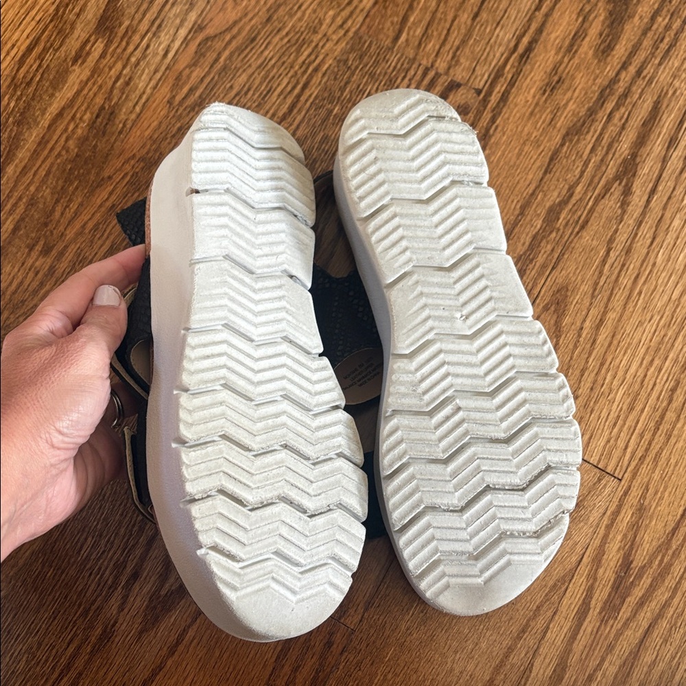 OTBT Black Textured Platform Sandals - Picture 4 of 6
